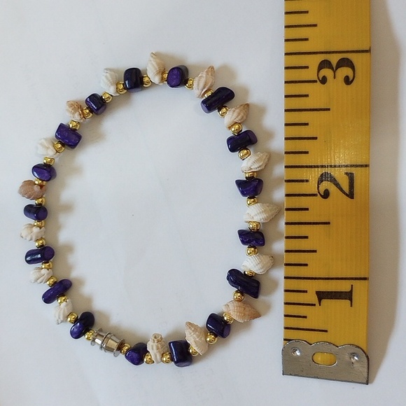 Dainty natural shell and purple jade with gold tone beads bracelet. - Picture 6 of 6